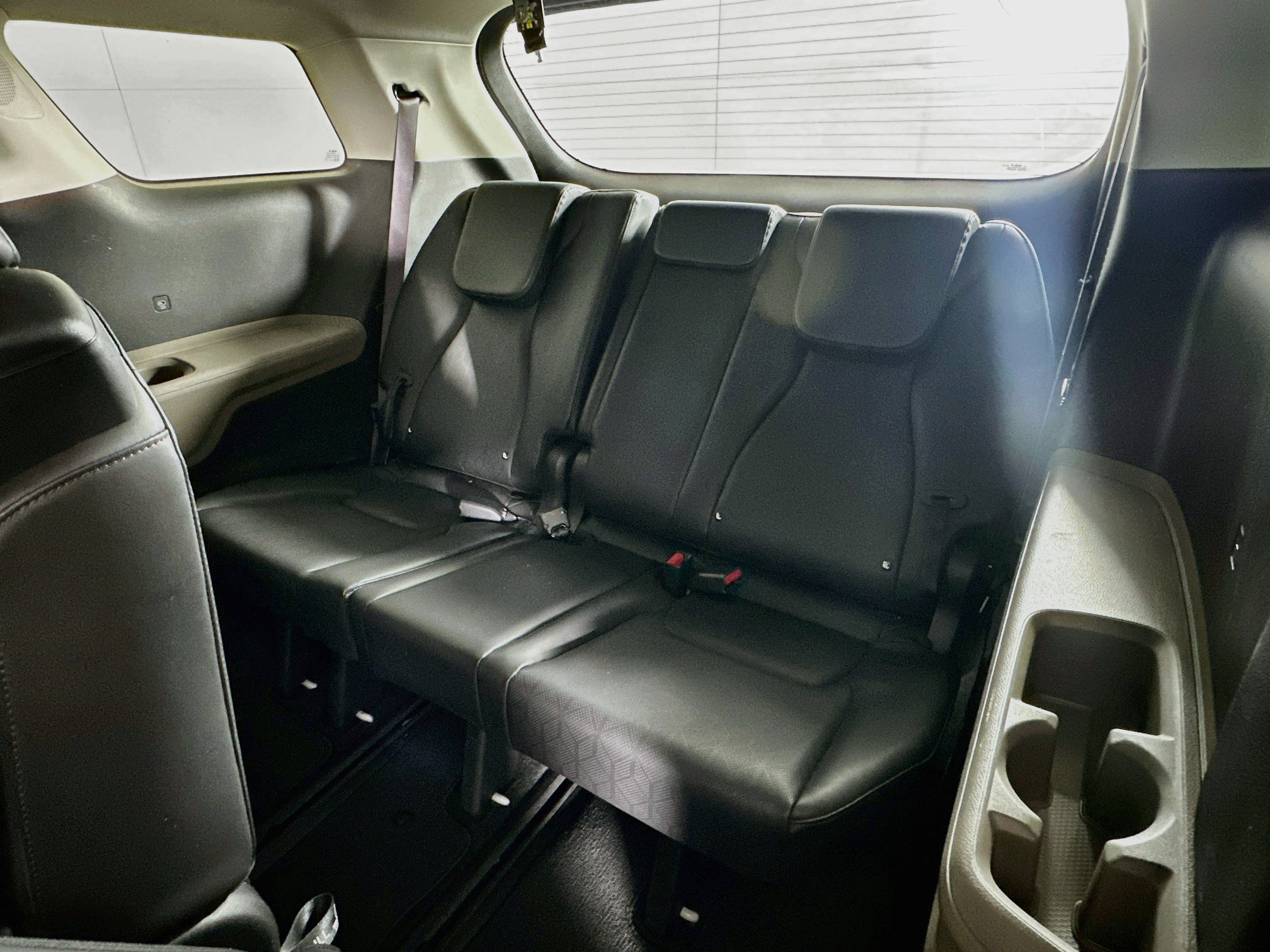 Used 2025 Kia Carnival FWD image 28