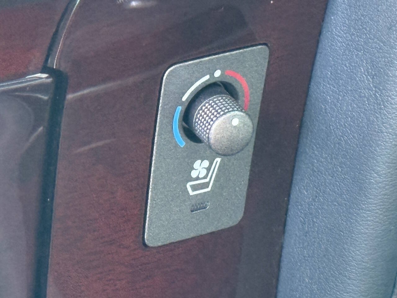 Used 2011 Lexus LX 570 4WD w/ Luxury Pkg w/Pre-crash image 13
