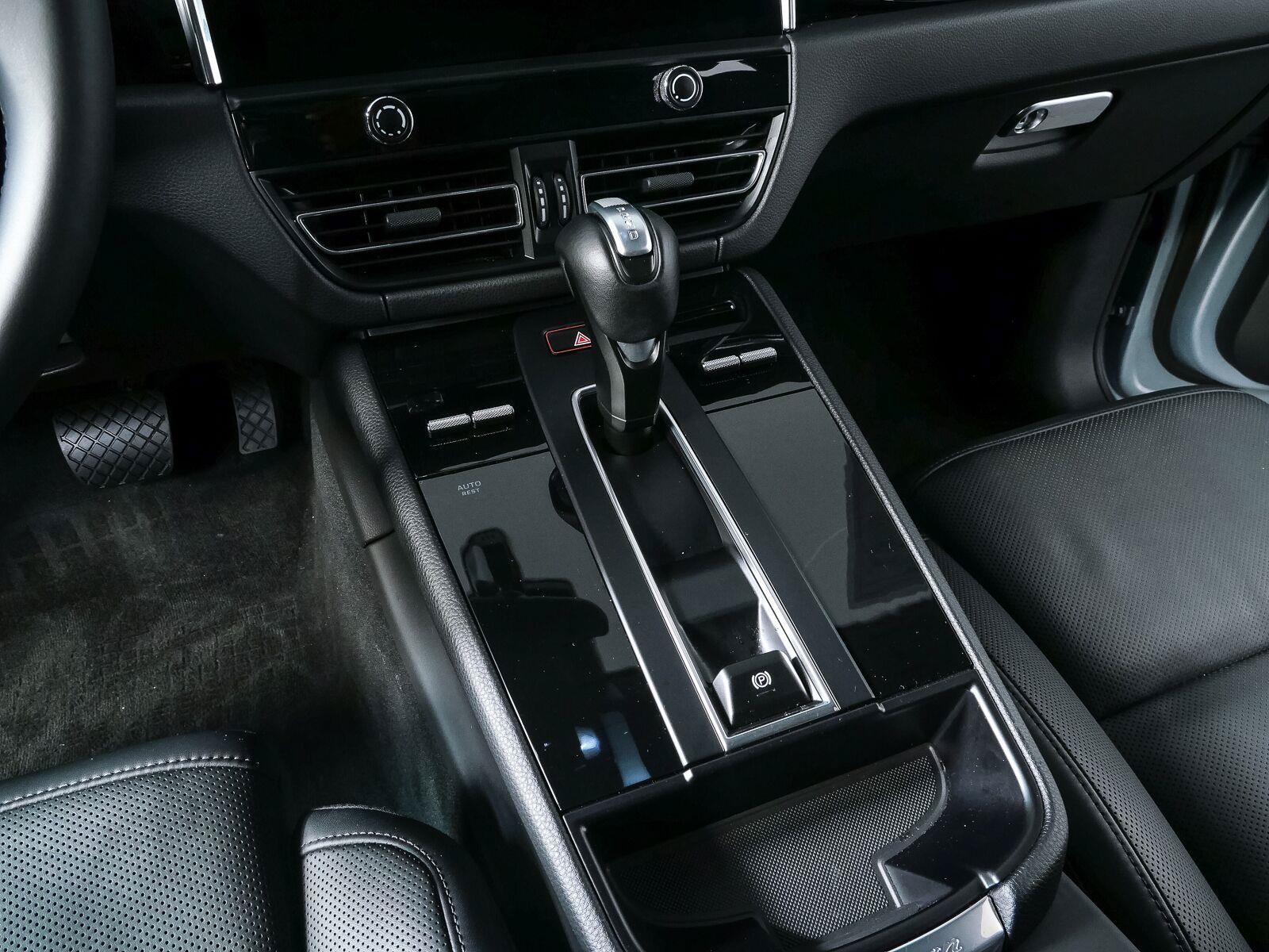 Certified 2025 Porsche Macan Turbo AWD/4WD image 18