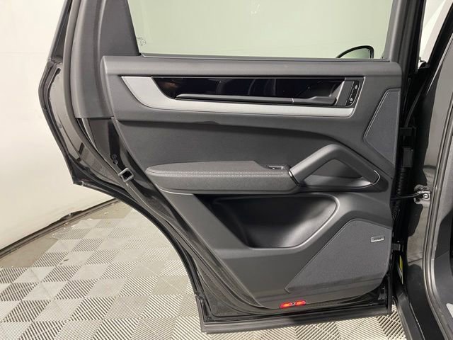 Used 2025 Porsche Cayenne image 31