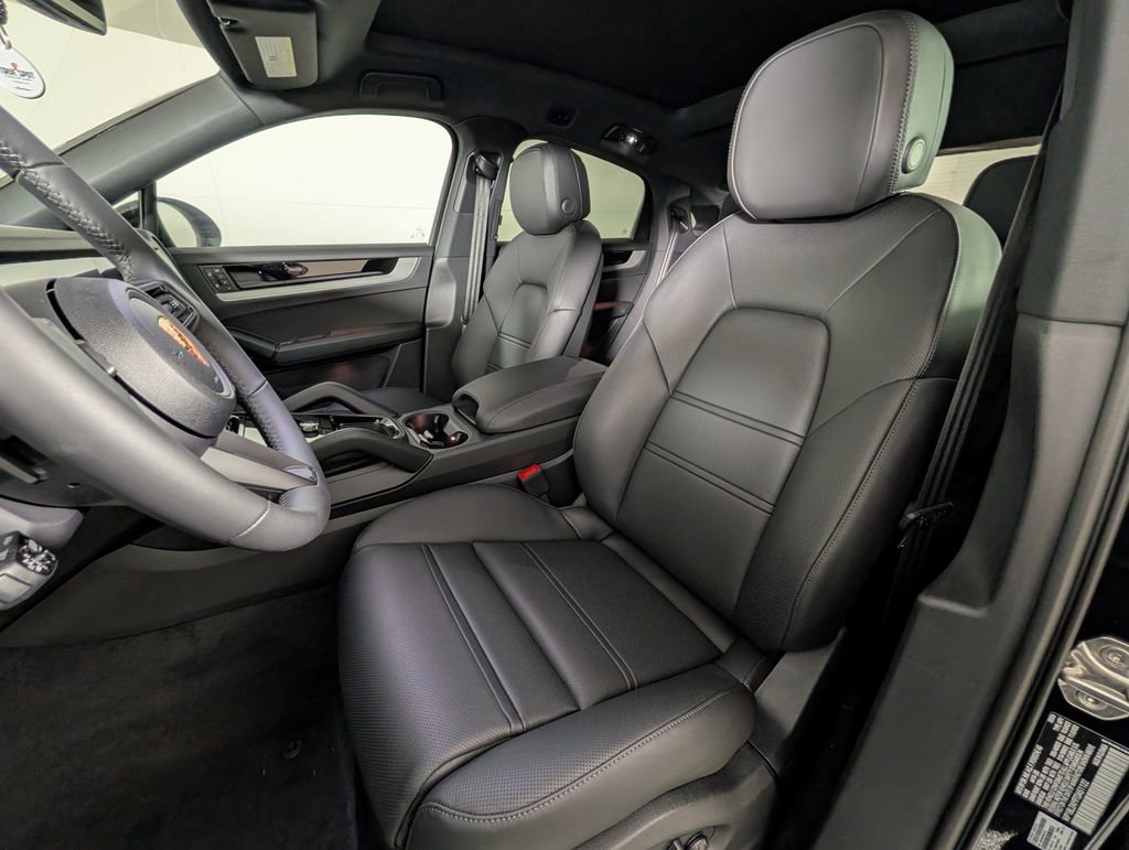 Certified 2025 Porsche Cayenne S image 5
