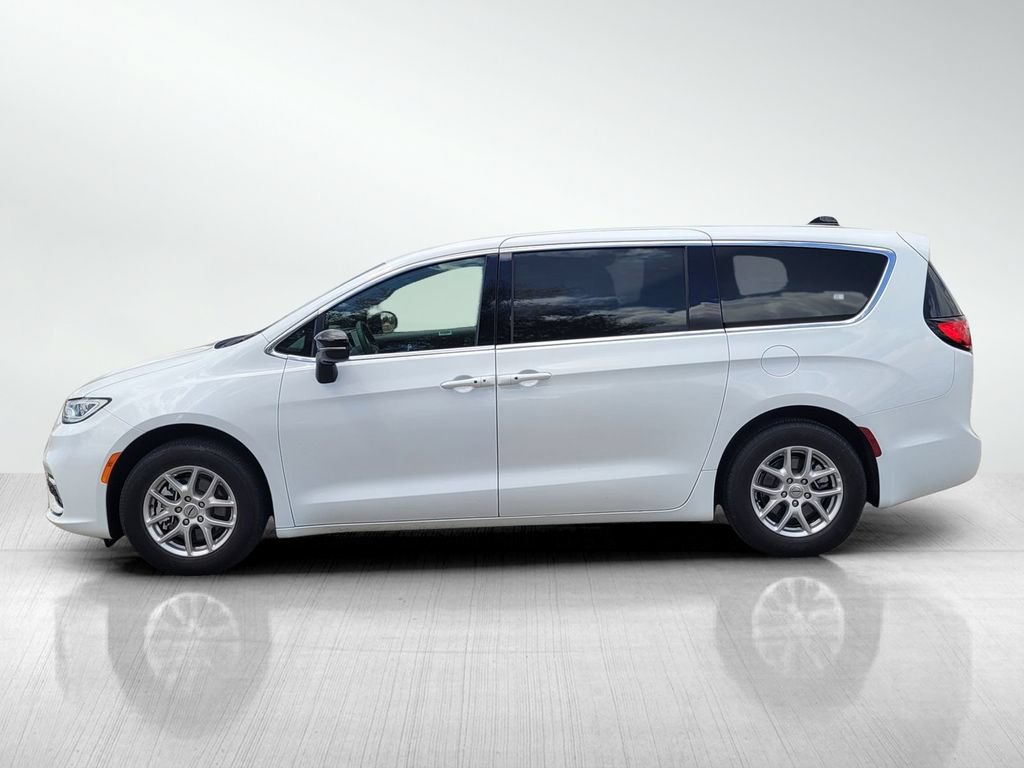 Used 2025 Chrysler Pacifica Select FWD image 7
