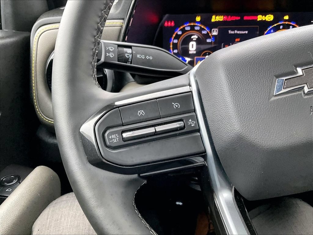 Used 2025 Chevrolet Colorado ZR2 w/ Technology Package AWD/4WD image 23