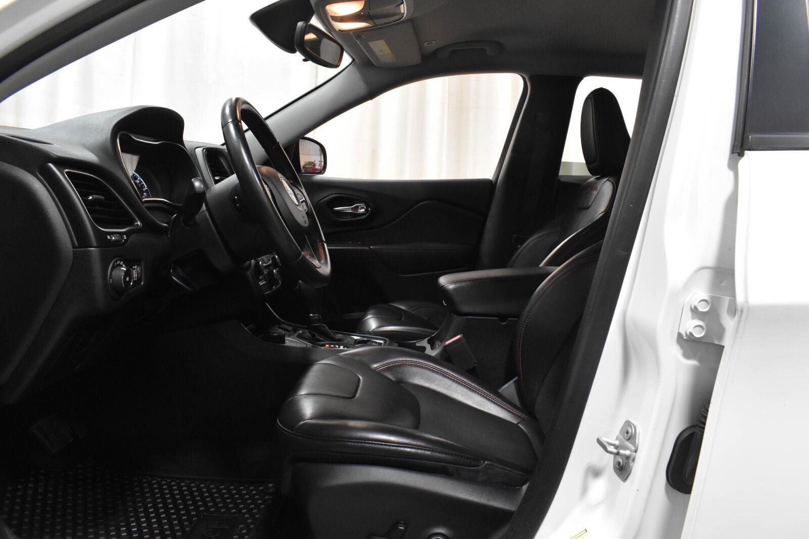 Used 2019 Jeep Cherokee Trailhawk AWD/4WD image 3