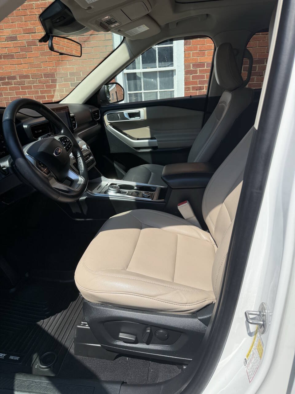 Used 2020 Ford Explorer XLT w/ Equipment Group 202A AWD/4WD image 8