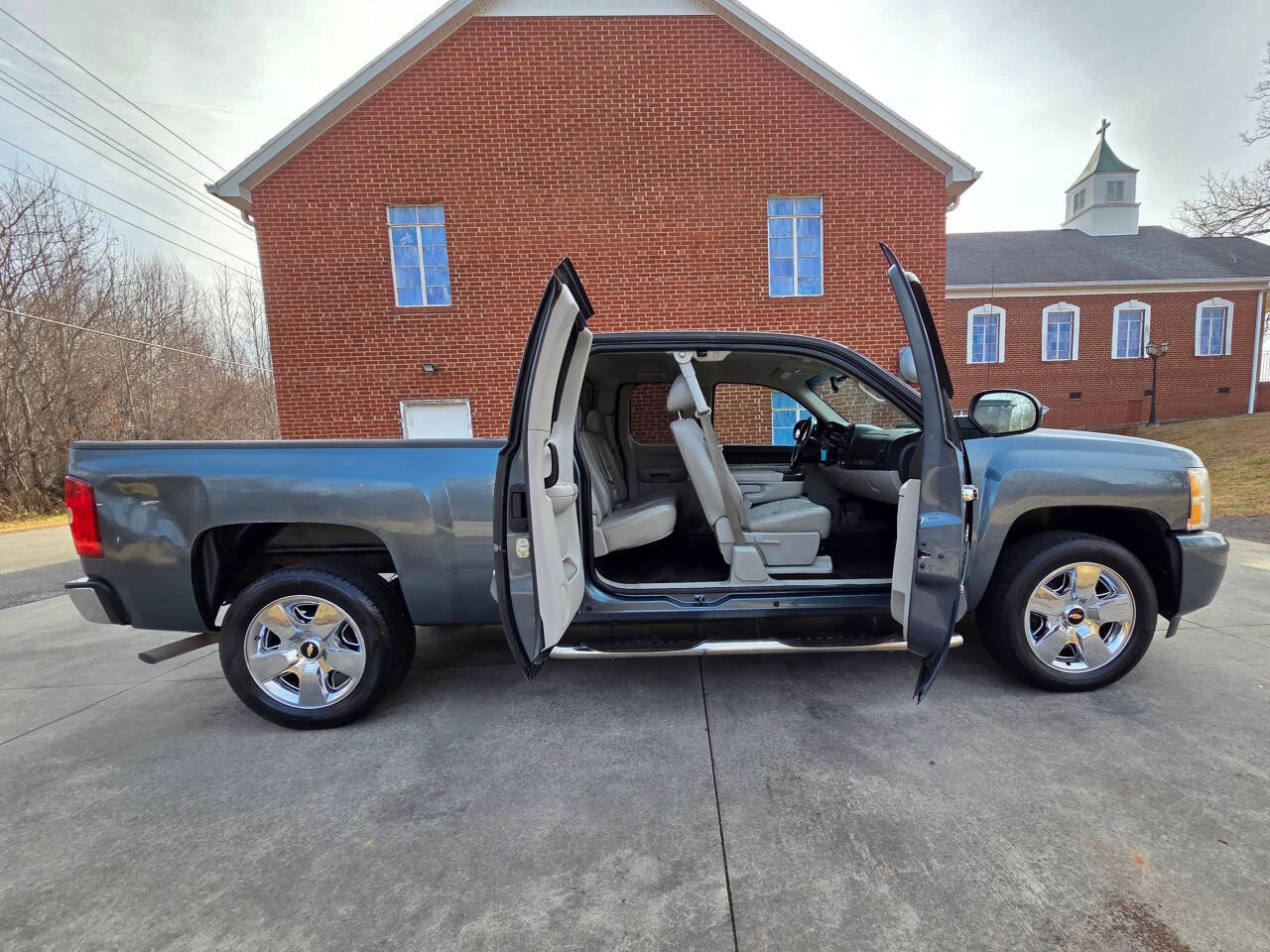 Used 2010 Chevrolet Silverado 1500 LT w/ Regional Value Package image 25
