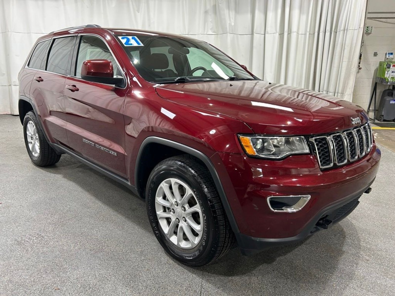 Used 2021 Jeep Grand Cherokee Laredo w/ Security & Convenience Group AWD/4WD image 2