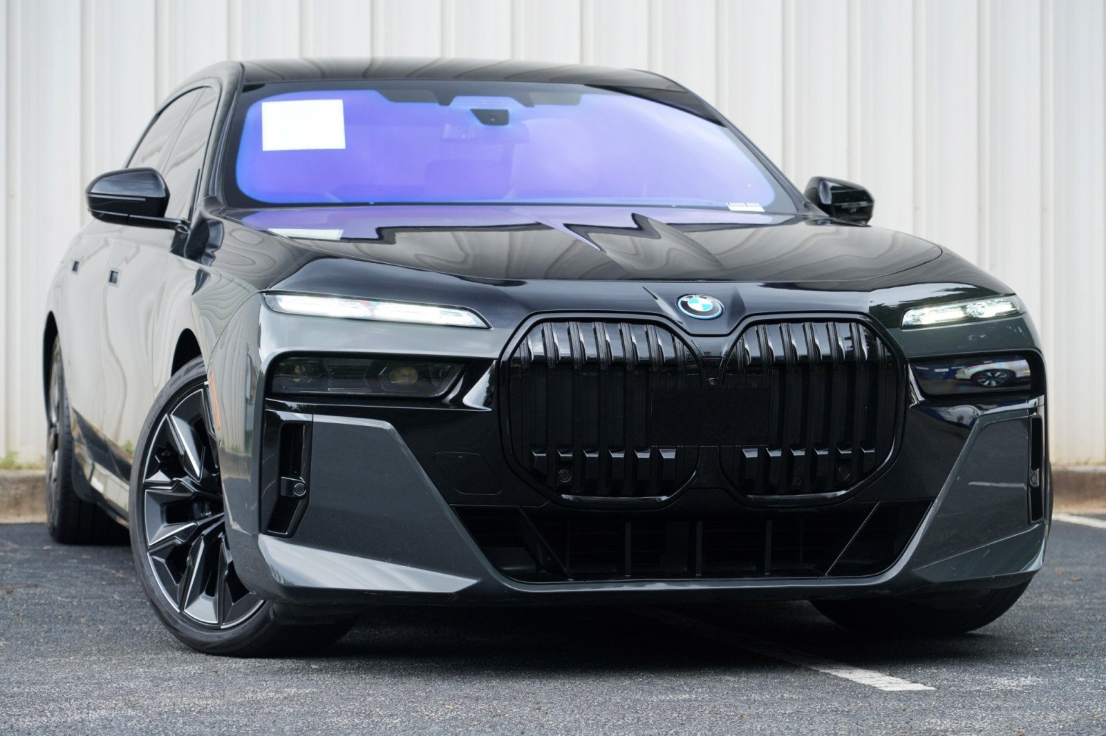 Used 2023 BMW i7 xDrive60 w/ Executive Package 2 AWD/4WD image 4