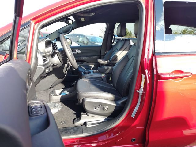 New 2026 Chrysler Pacifica Select w/ S Appearance Package image 2