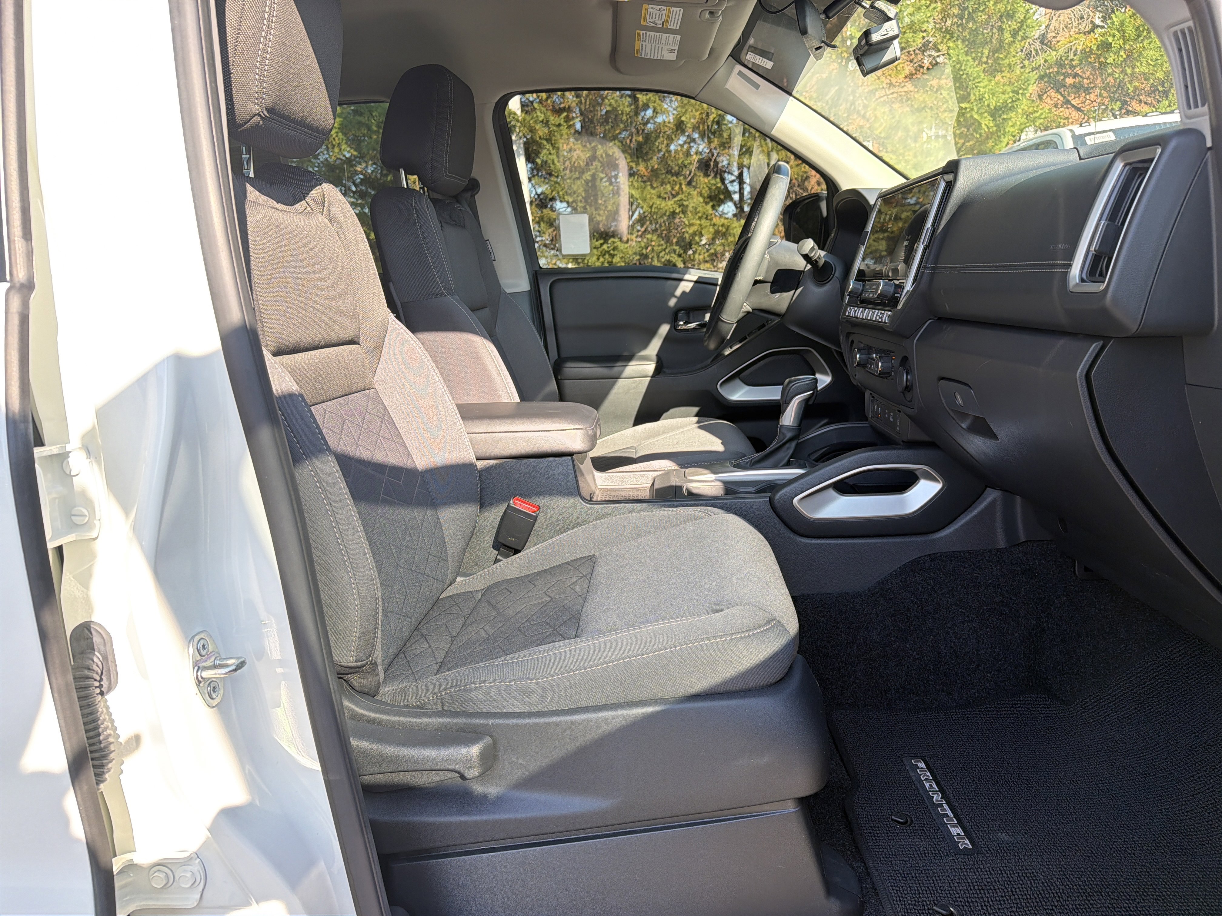 Used 2025 Nissan Frontier SV w/ SV Convenience Package RWD image 31