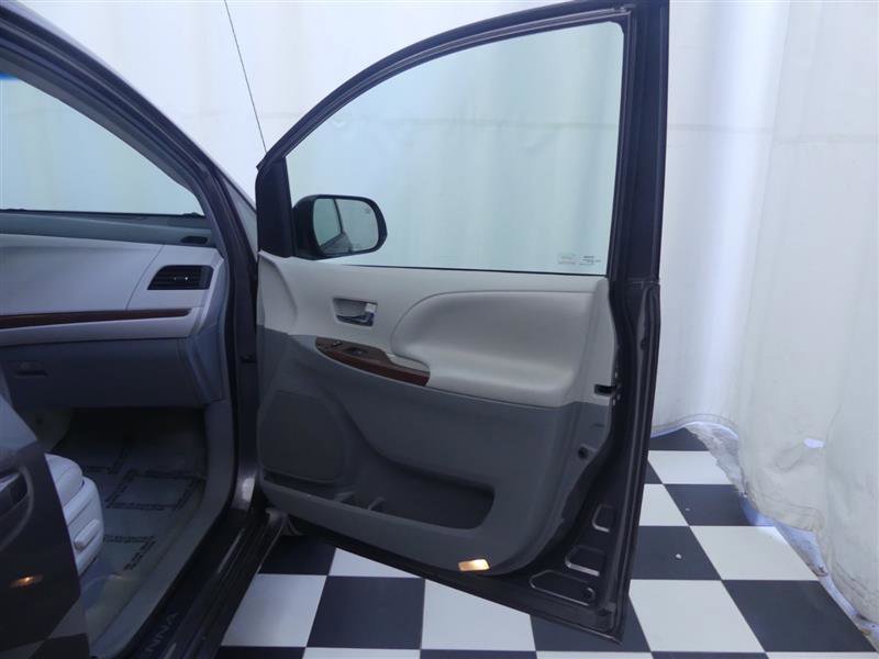 Used 2014 Toyota Sienna XLE image 23