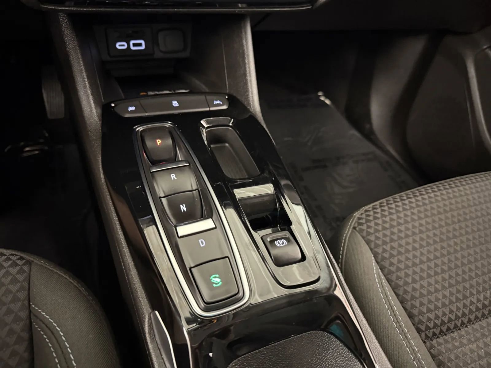 Used 2022 Chevrolet Bolt EUV LT w/ Comfort Package FWD image 26