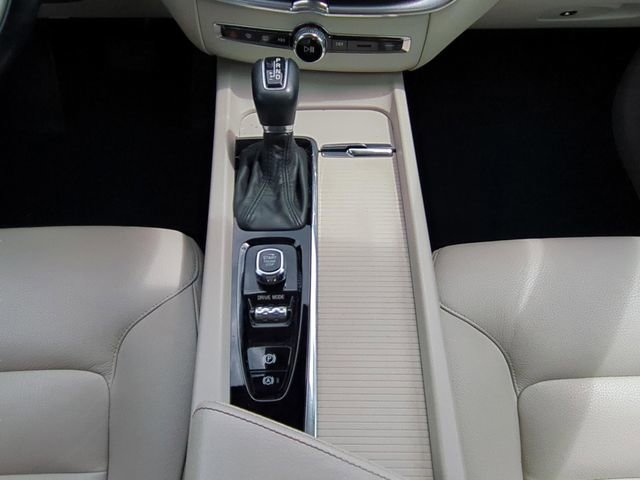 Used 2020 Volvo XC60 T5 Momentum w/ Protection Package Premier image 15