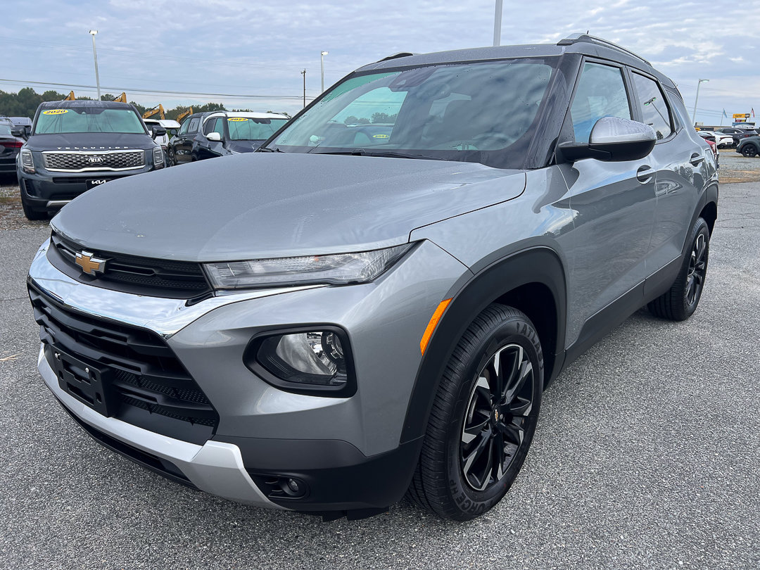 Used 2023 Chevrolet TrailBlazer LT w/ Convenience Package FWD image 2
