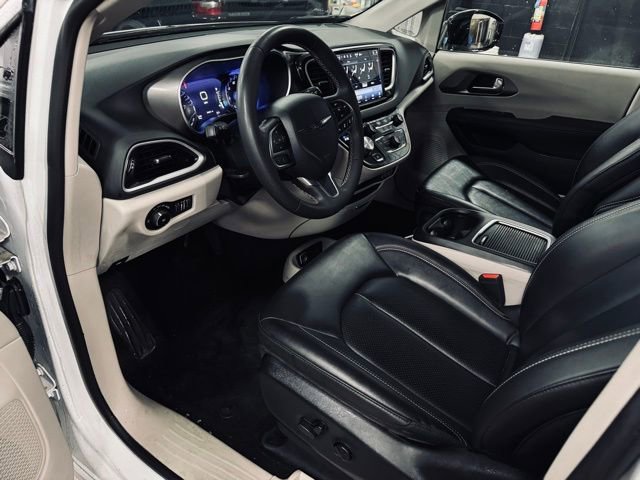 Certified 2024 Chrysler Pacifica Touring-L image 18