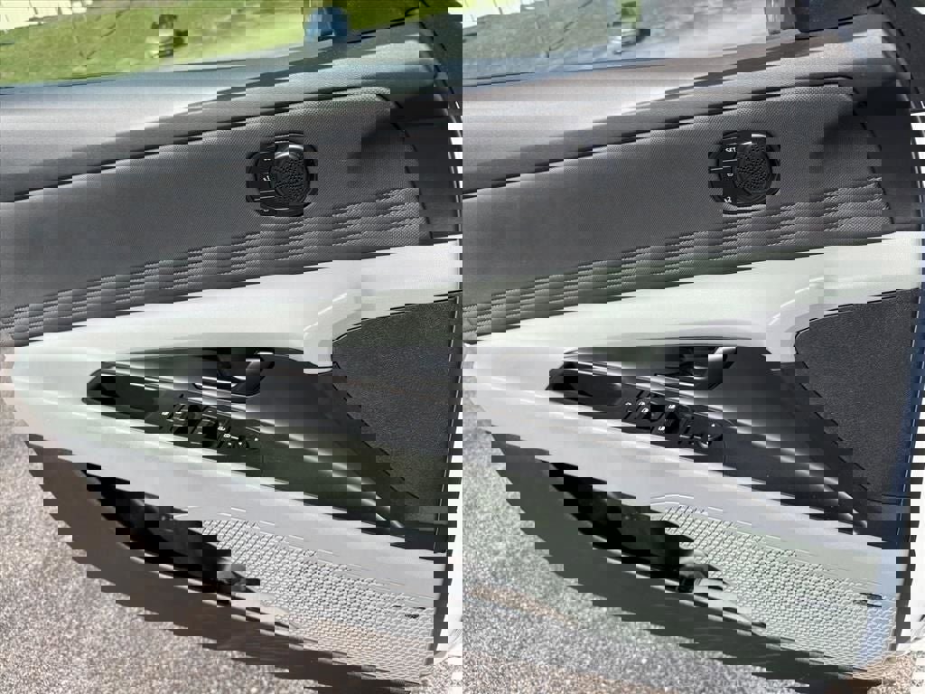 Used 2025 Hyundai Elantra Limited image 21