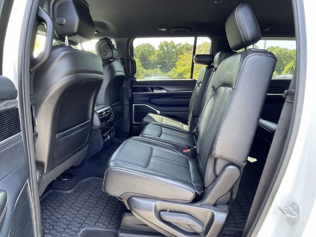 Used 2024 Jeep Wagoneer L Series II w/ Flexible Seating Group AWD/4WD image 13