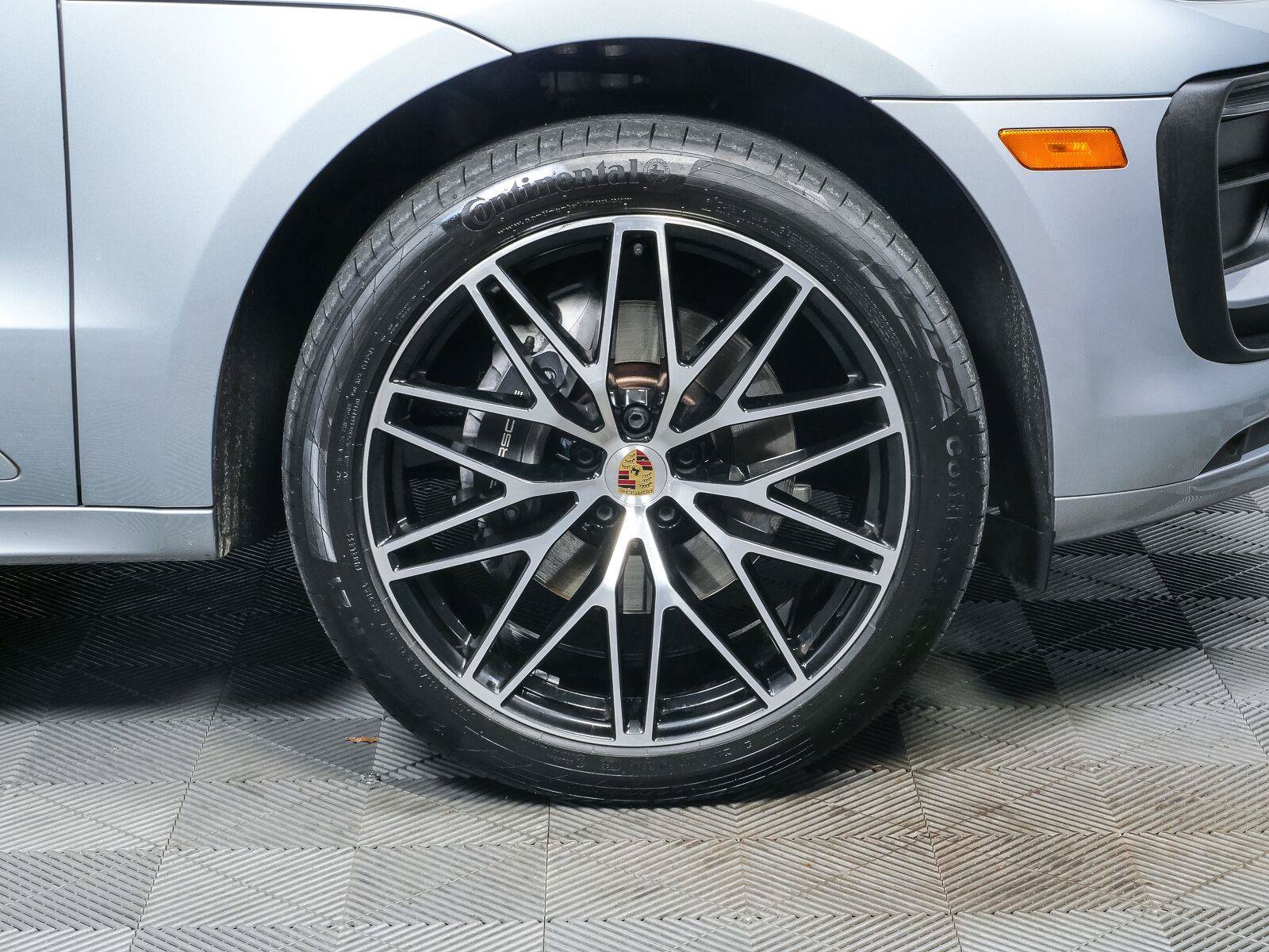 Certified 2025 Porsche Macan Turbo AWD/4WD image 40