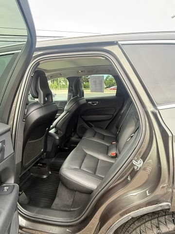 Used 2018 Volvo XC60 T5 Momentum w/ Convenience Package AWD/4WD image 16