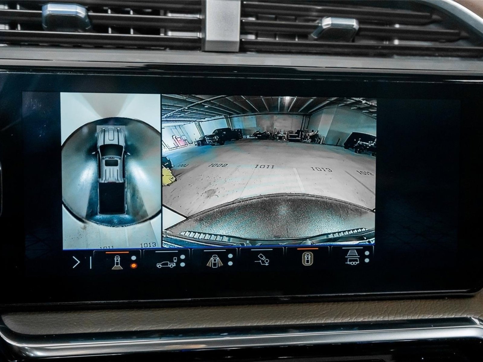 Used 2025 GMC Sierra 3500 Denali w/ Denali Reserve Package image 40