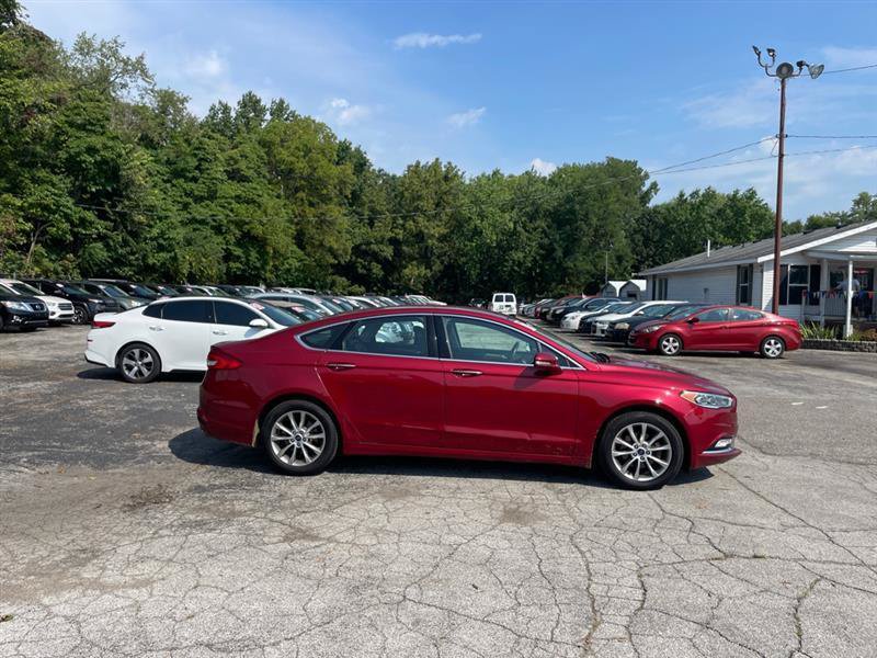 Used 2017 Ford Fusion SE w/ Fusion SE Technology Package FWD image 4