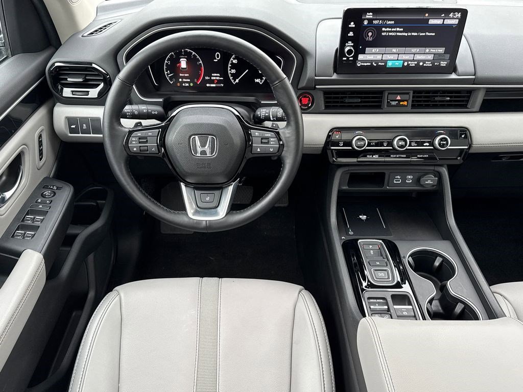 Certified 2025 Honda Pilot Touring image 18