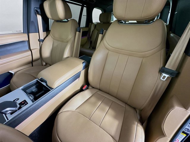 Used 2025 Land Rover Range Rover Long Wheelbase Autobiography image 11
