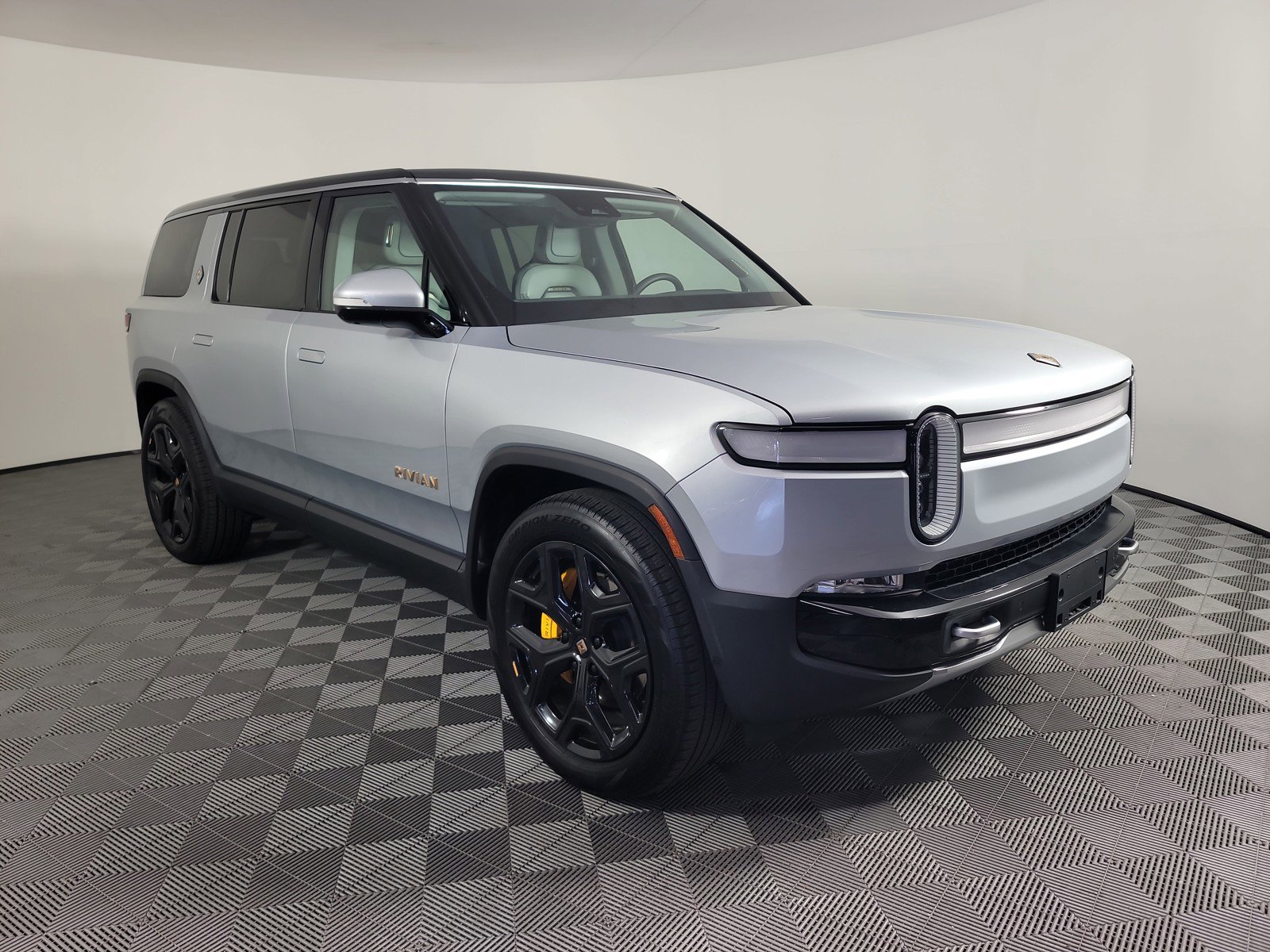 Used 2024 Rivian R1S Adventure image 7