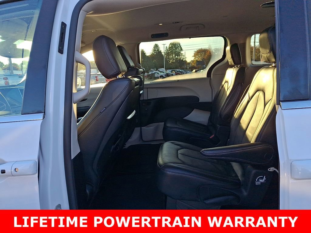Used 2022 Chrysler Pacifica Touring-L w/ Uconnect Theater Family Group image 10