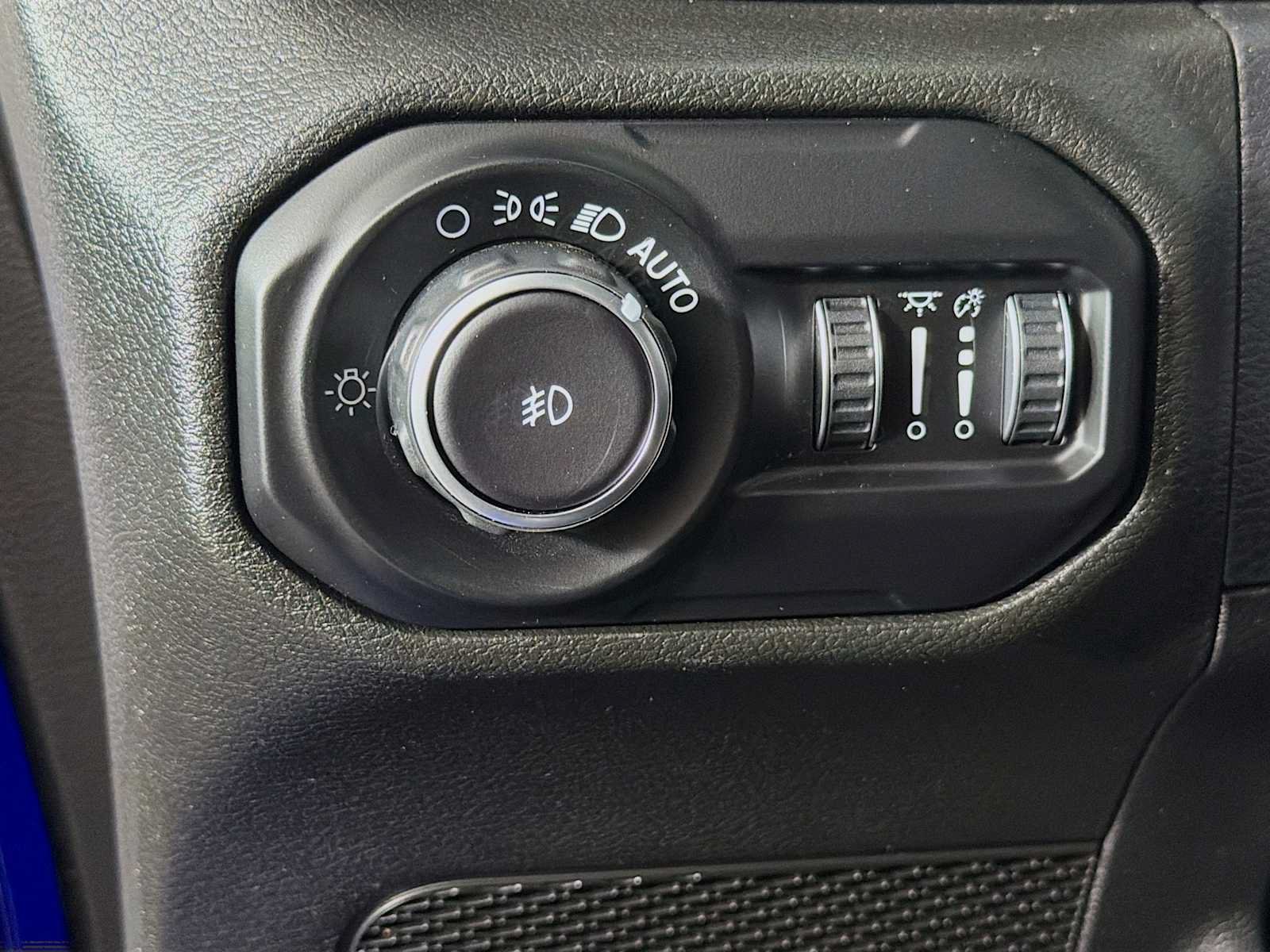 Used 2018 Jeep Wrangler Unlimited Sahara w/ Dual Top Group AWD/4WD image 10