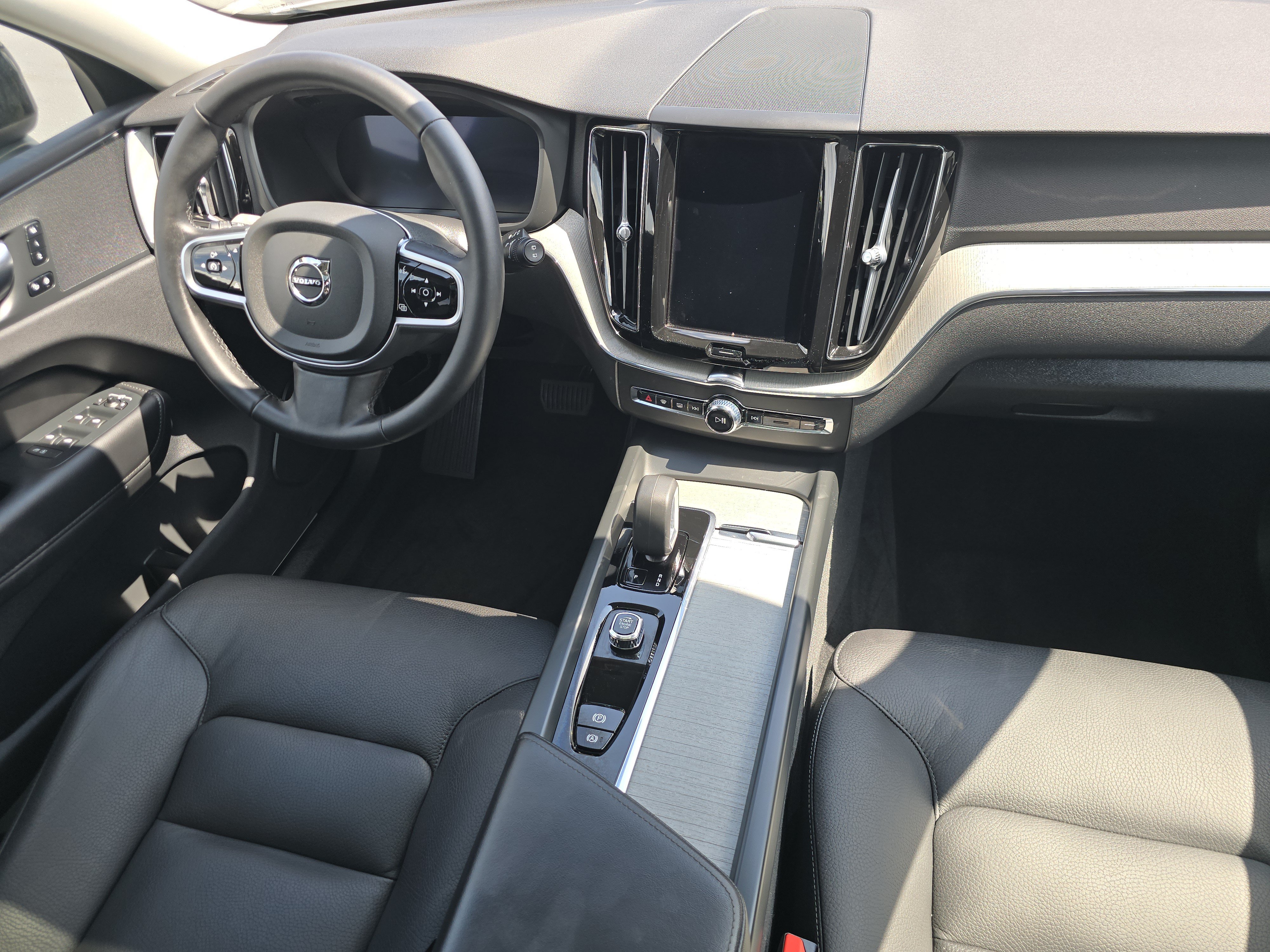 Used 2025 Volvo XC60 B5 Plus AWD/4WD image 20