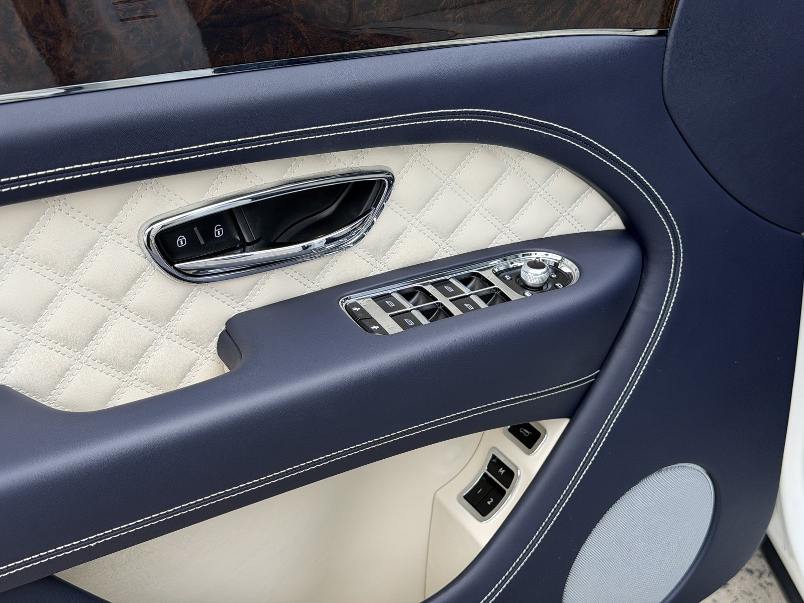 Certified 2023 Bentley Bentayga AWD/4WD image 15