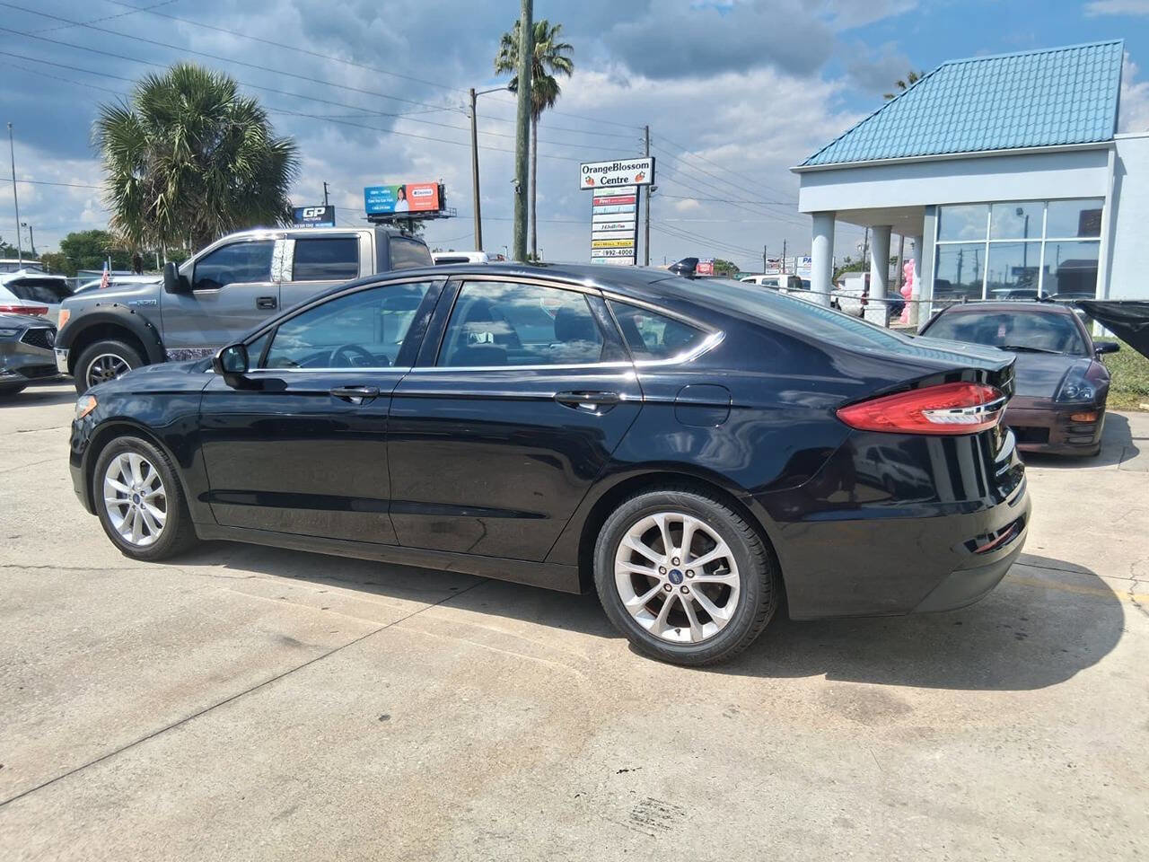 Used 2020 Ford Fusion SE FWD image 4