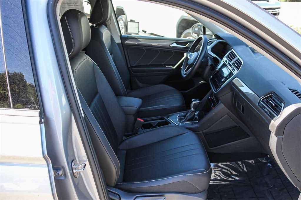 Used 2023 Volkswagen Tiguan SE image 16