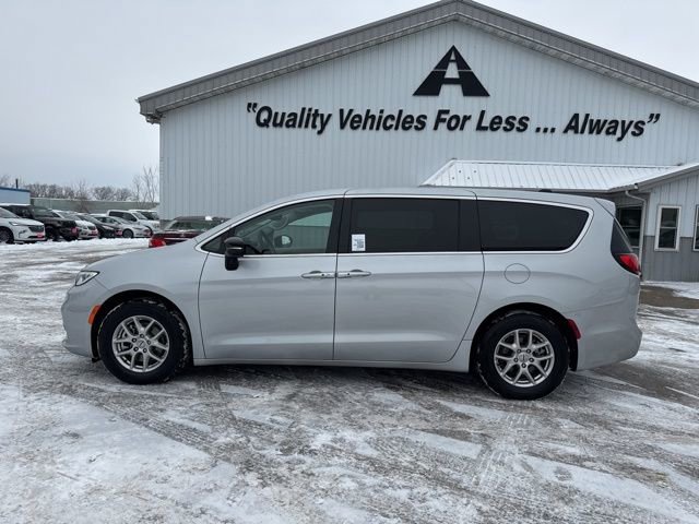 Used 2024 Chrysler Pacifica Touring-L image 17