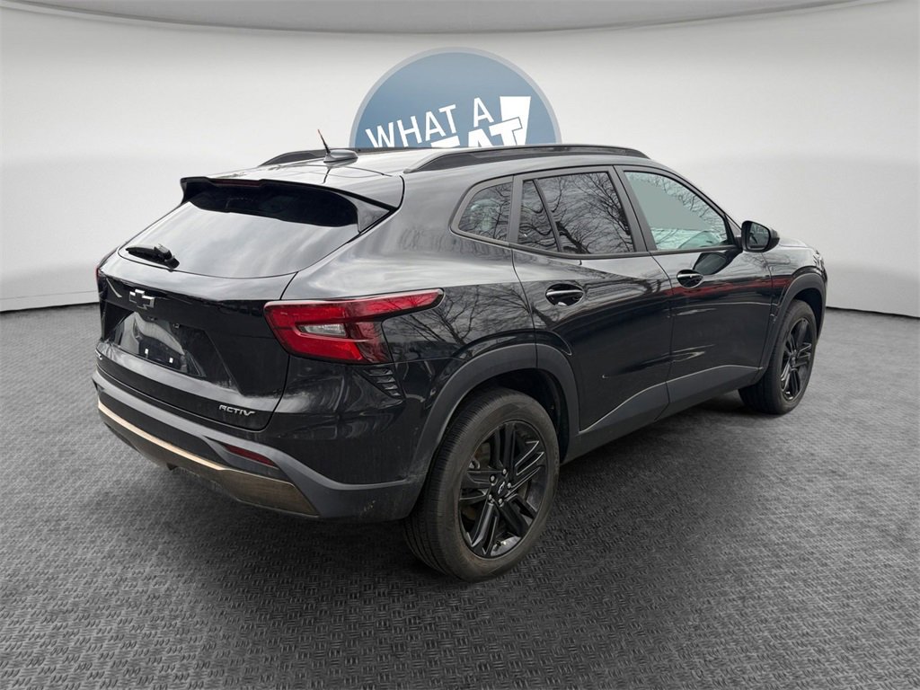 Used 2024 Chevrolet Trax ACTIV w/ Sunroof Package image 3