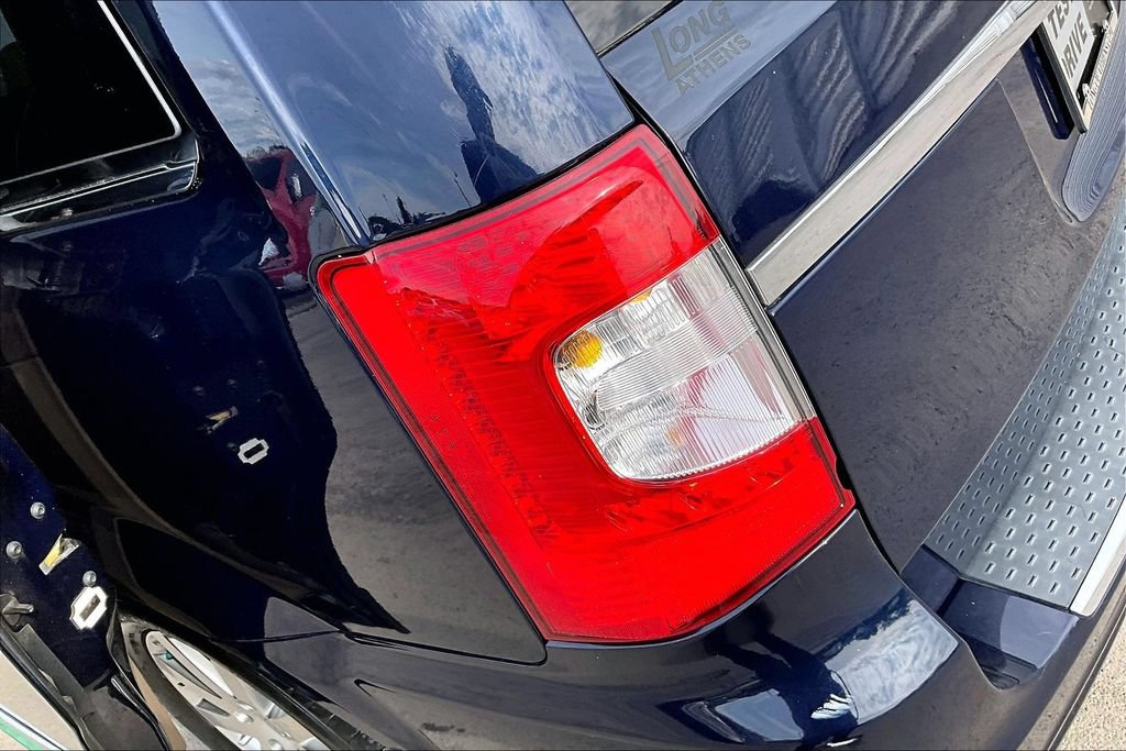 Used 2014 Chrysler Town & Country Touring FWD image 26