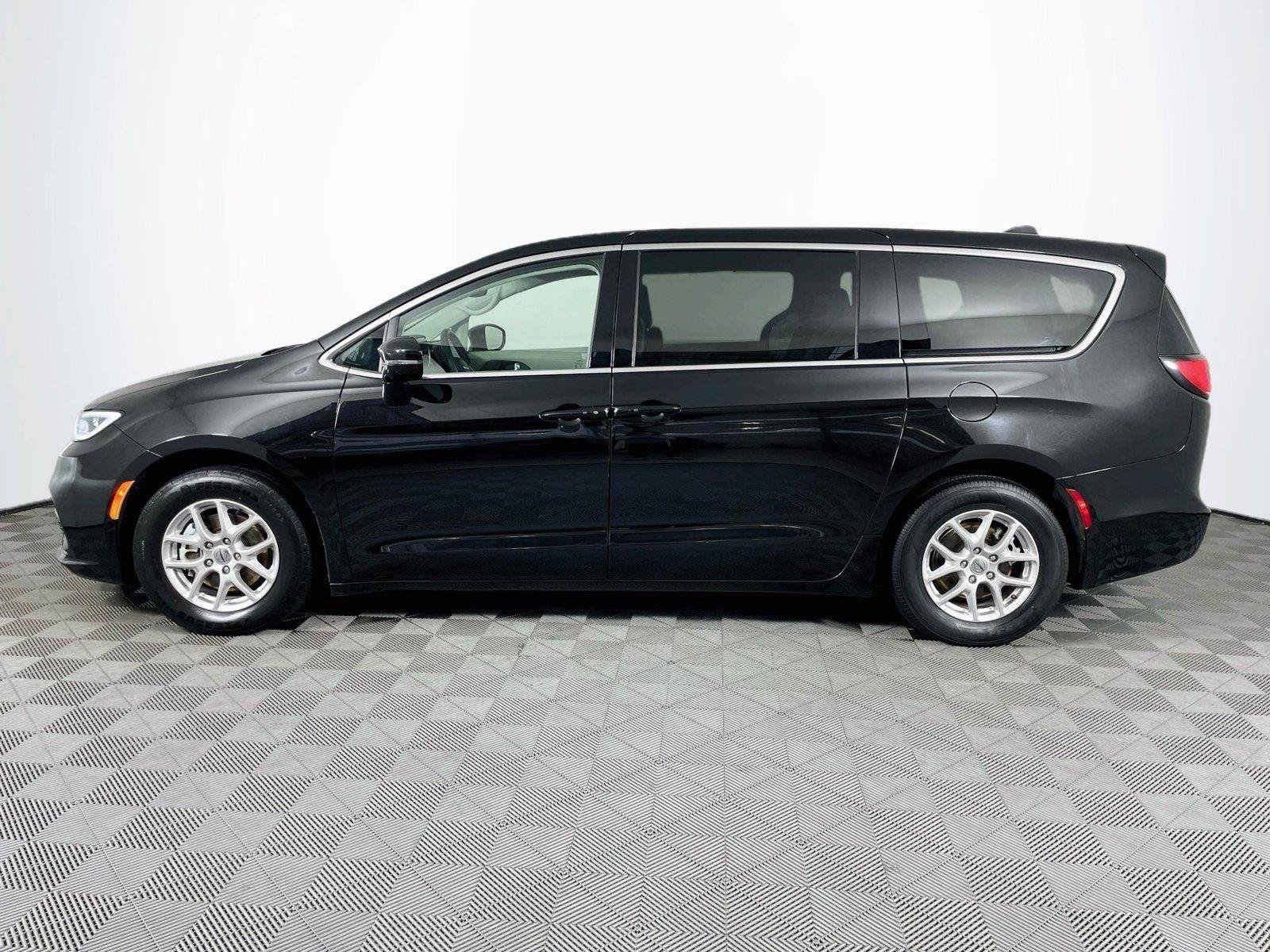 Used 2024 Chrysler Pacifica Touring-L FWD image 4