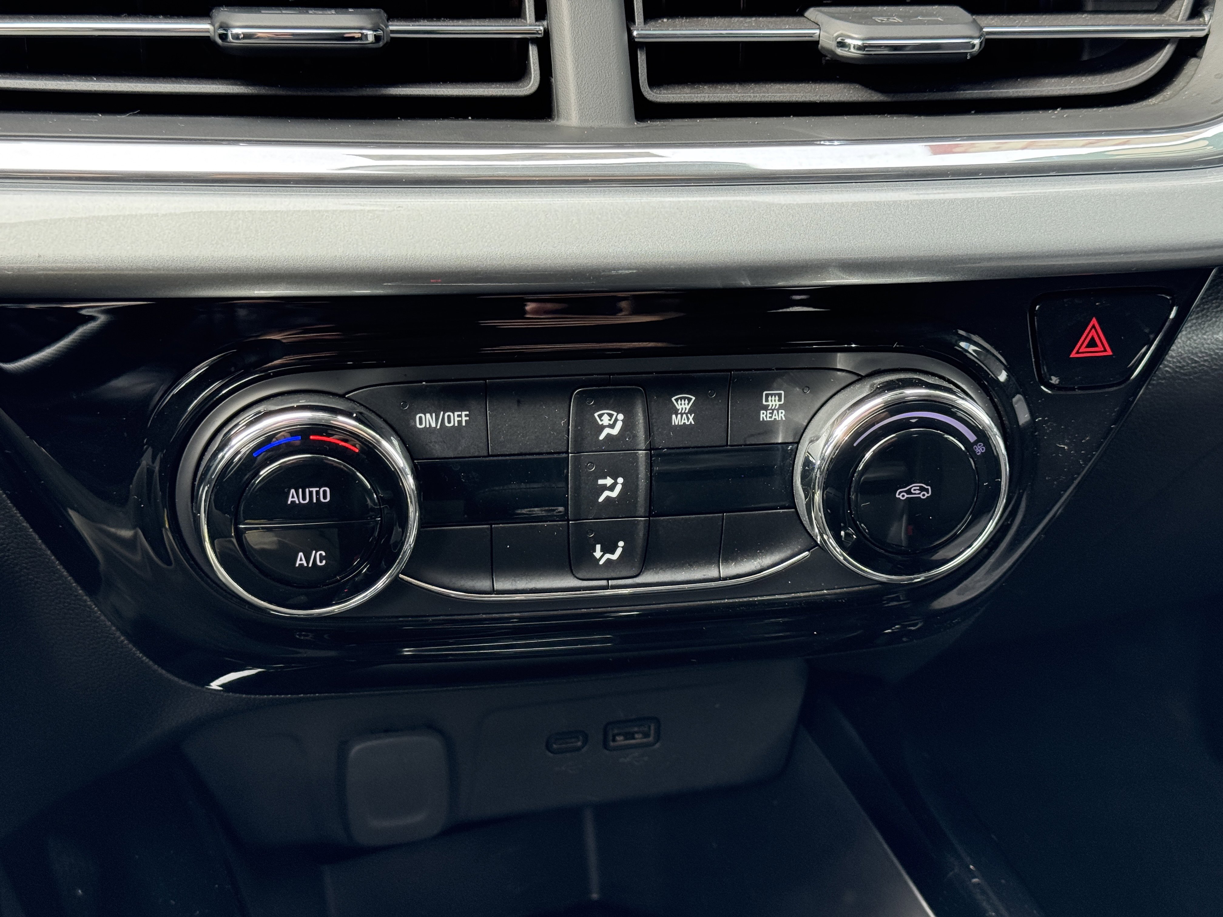 Used 2025 Chevrolet Trax LT image 28