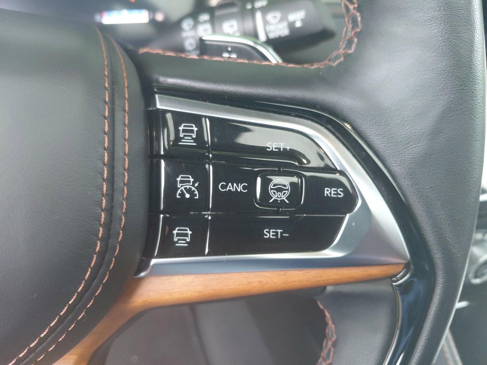Used 2023 Jeep Grand Cherokee L Summit AWD/4WD image 6
