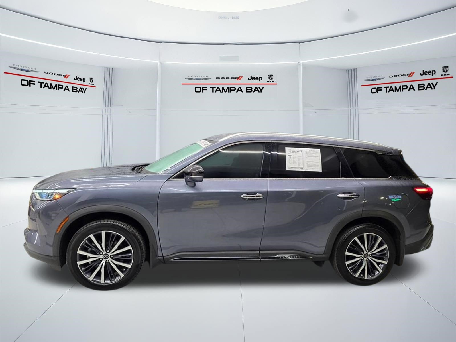 Used 2023 INFINITI QX60 Sensory w/ Vision Package FWD image 3