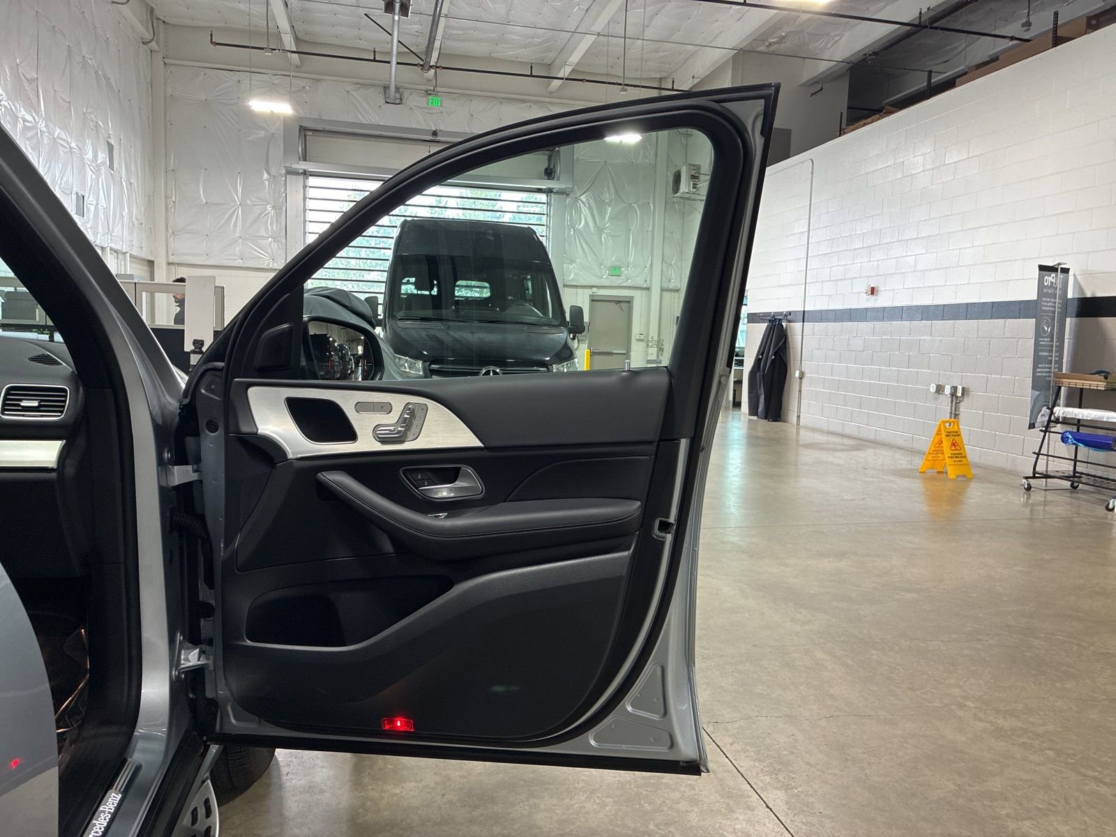 Used 2025 Mercedes-Benz GLE 450 4MATIC w/ AMG Line Exterior image 26