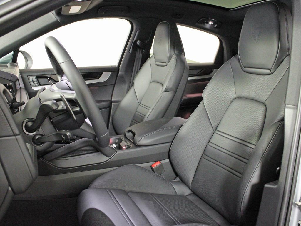 Certified 2025 Porsche Cayenne Coupe image 5