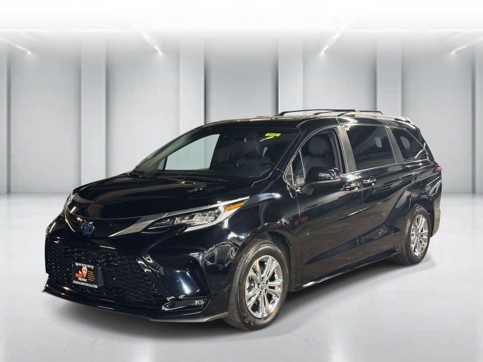 Used 2023 Toyota Sienna XSE AWD/4WD image 4
