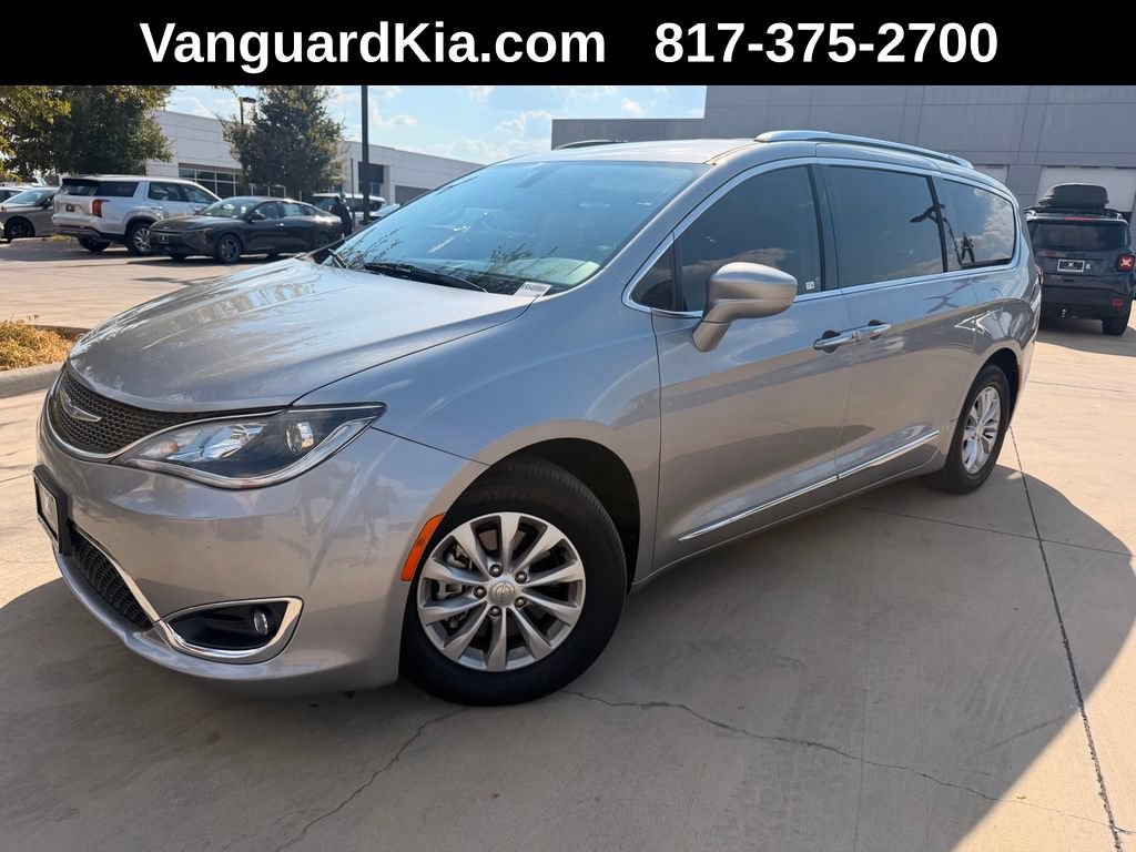Used 2019 Chrysler Pacifica Touring-L FWD image 1
