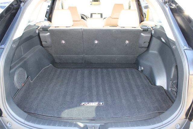 Used 2019 Toyota RAV4 Limited w/ Carpet Mat Package FWD image 8