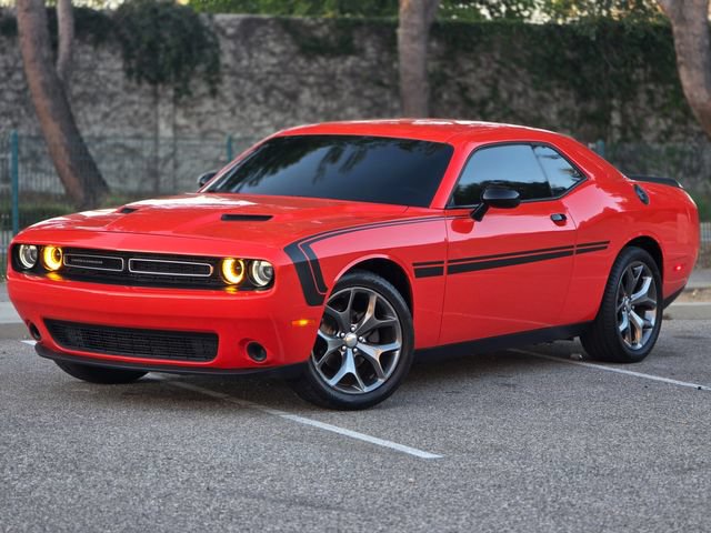 Used 2016 Dodge Challenger SXT w/ Driver Convenience Group RWD image 14