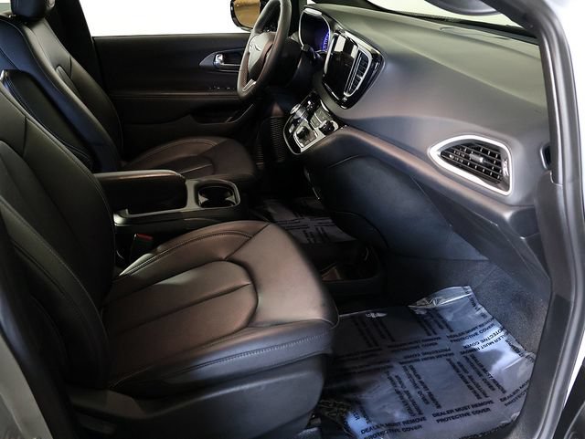 Used 2026 Chrysler Pacifica Select FWD image 32
