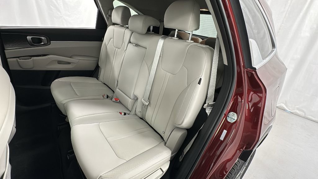 Used 2025 Kia Sorento S image 12