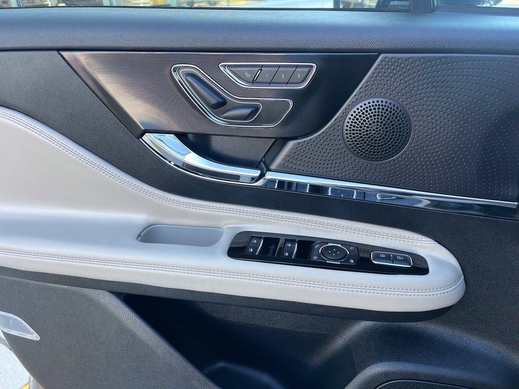 Used 2025 Lincoln Corsair AWD image 39